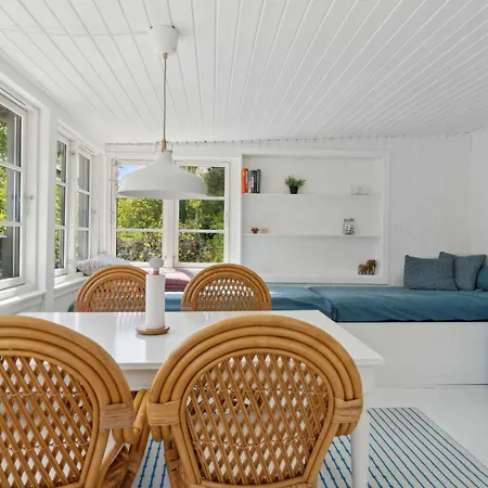 Cosy Summerhouse With Private Garden Feriehus